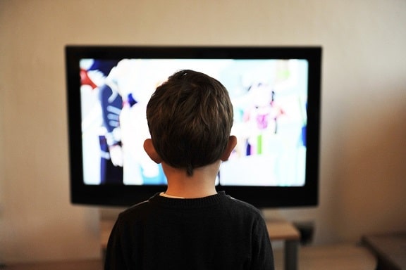 Enfant devant un ecran - Les écrans sont ils nocifs pour la santé sur le blog santé et bien-être